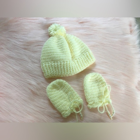 ๐ HANDMADE | Knitted Baby Hat with Pom Pom and Mittens Yellow - Newborn - Picture 1 of 1